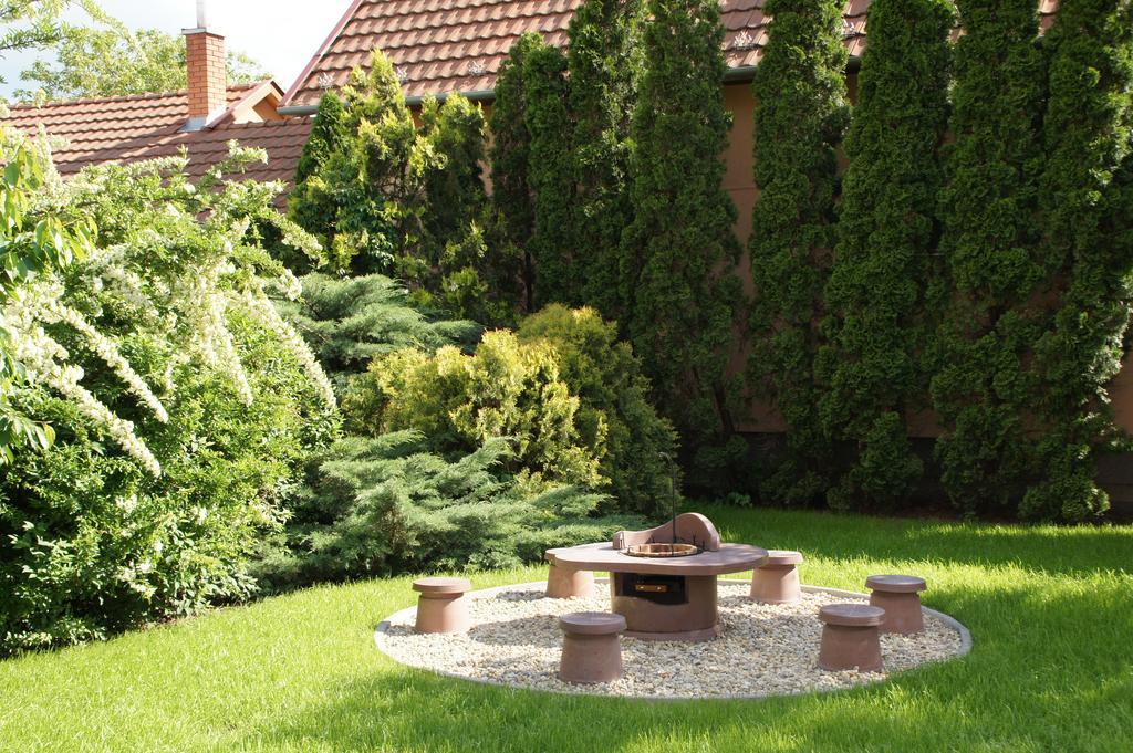 Fonix Apartman Appartamento Gyula Esterno foto
