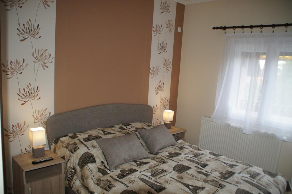 Fonix Apartman Appartamento Gyula Esterno foto