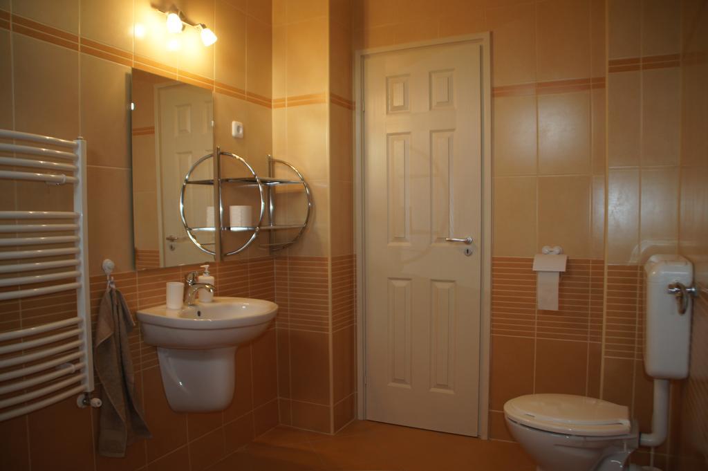 Fonix Apartman Appartamento Gyula Esterno foto